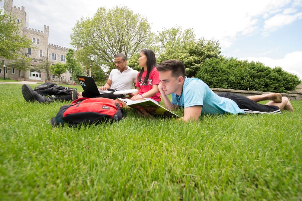 EIU students studying outdoors on campus